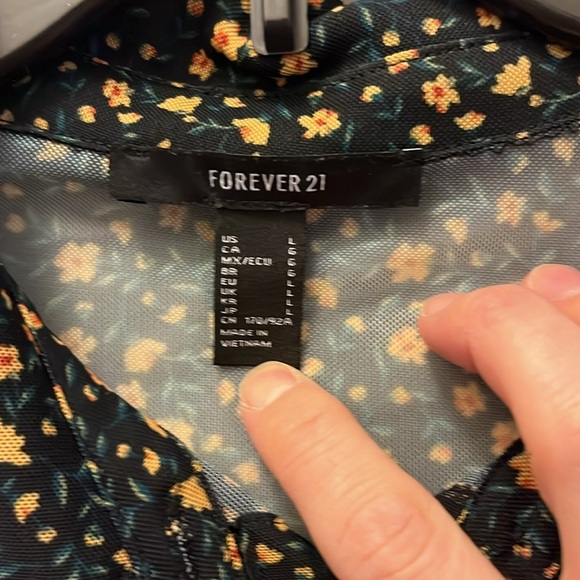 Forever 21 flowered long sleeve collared crop top size Large - Picture 2 of 6